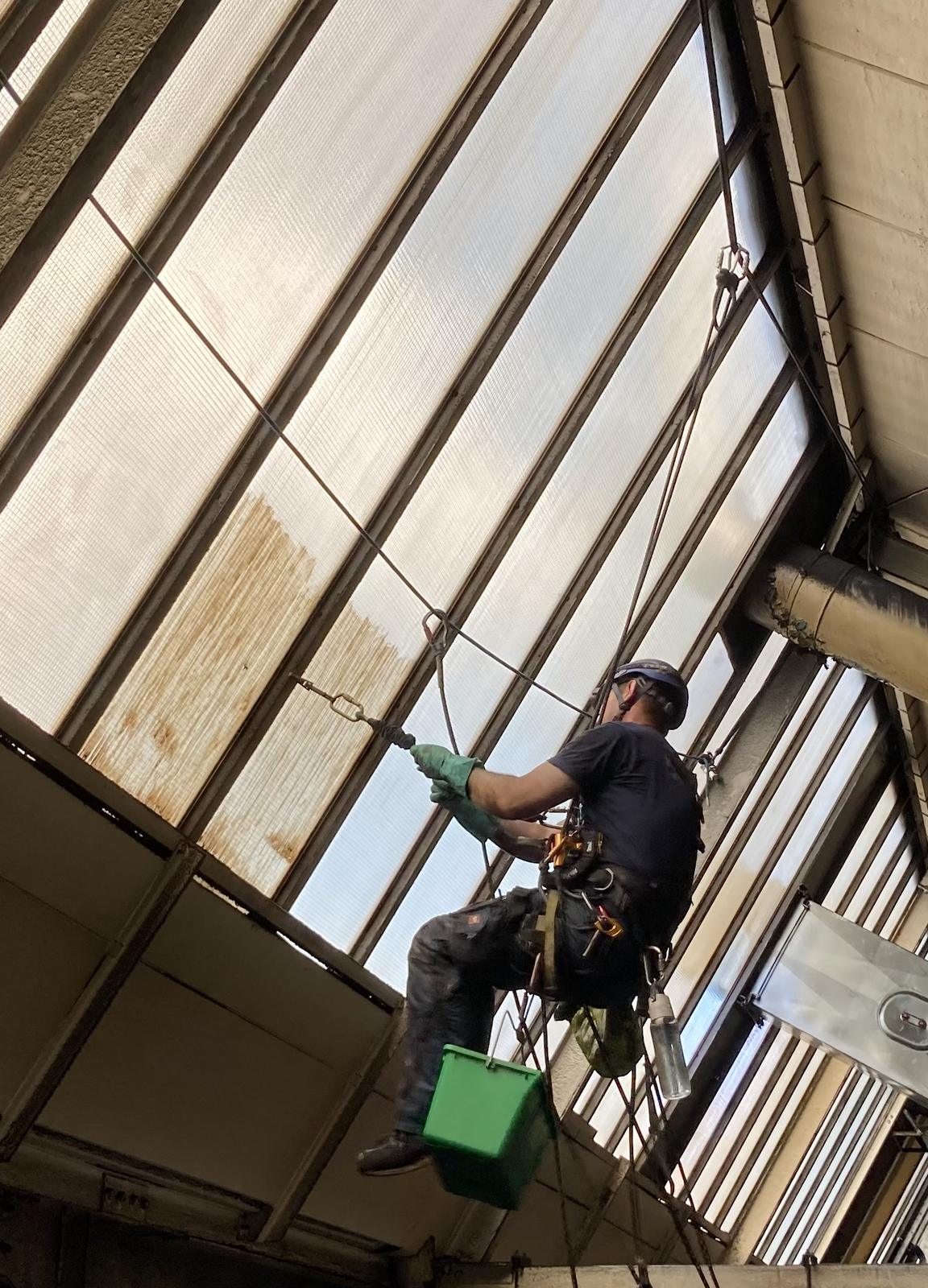 Reinigung eines stark verschmutzten Industrie-Glasdachs mit Ölablagerungen per Seilzugang