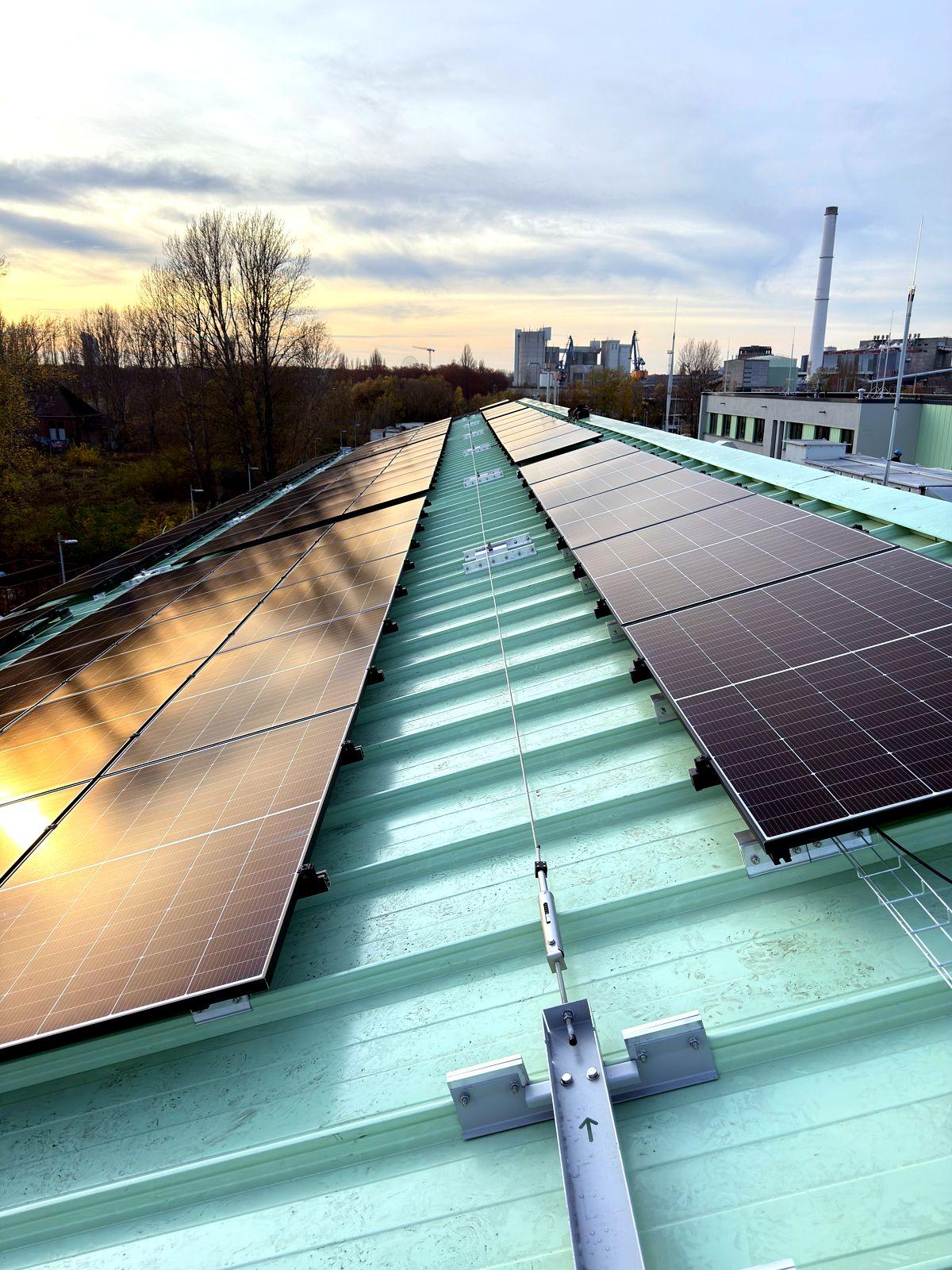 Absturzsicherungssystem auf einem Flachdach mit installierter Photovoltaikanlage